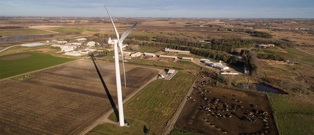 被农田包围的风力涡轮机航拍照片